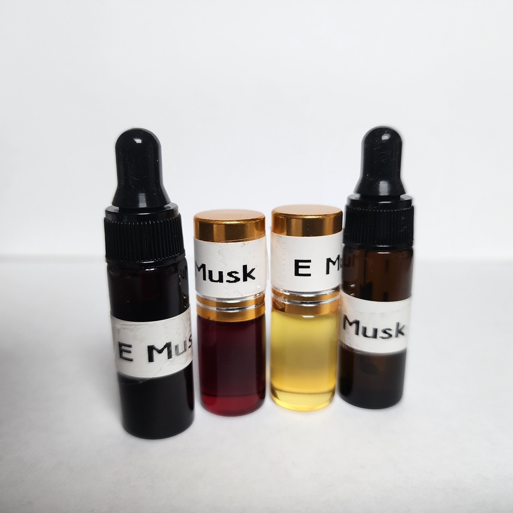 Luxurious Egyptian Musk Oil Duo - Red and Gold - Picture 2 of 4